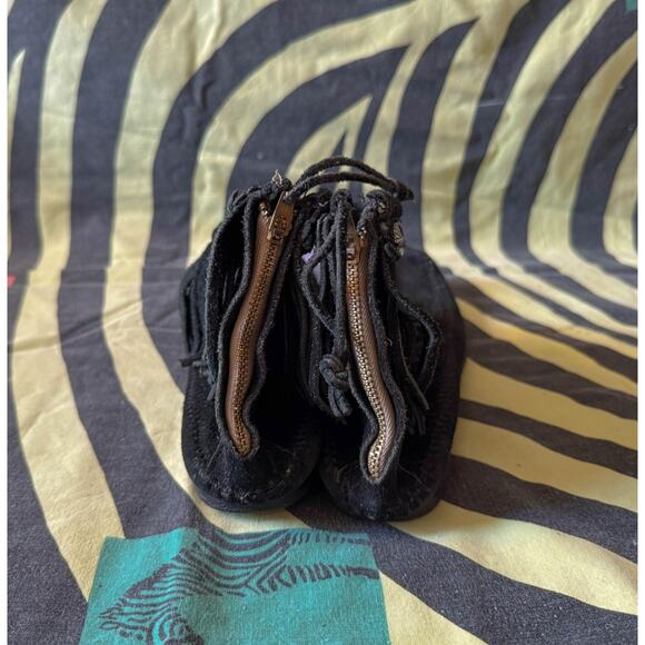 Minnetonka Women's High Top Back Zip Boot, size 7-8 - Picture 7 of 8